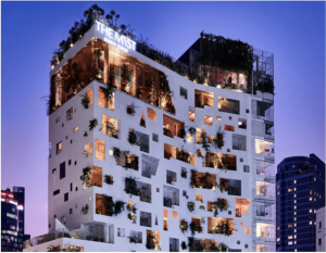 Mặt tiền xanh mát của The Myst Đồng Khởi với những ban công phủ đầy cây cối, gợi nhớ vẻ đẹp Sài Gòn xưa.