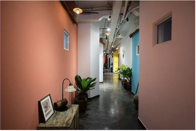 Không gian sảnh khách sạn mang phong cách hoài cổ, kết hợp tinh tế giữa kiến trúc truyền thống và tiện nghi hiện đại.