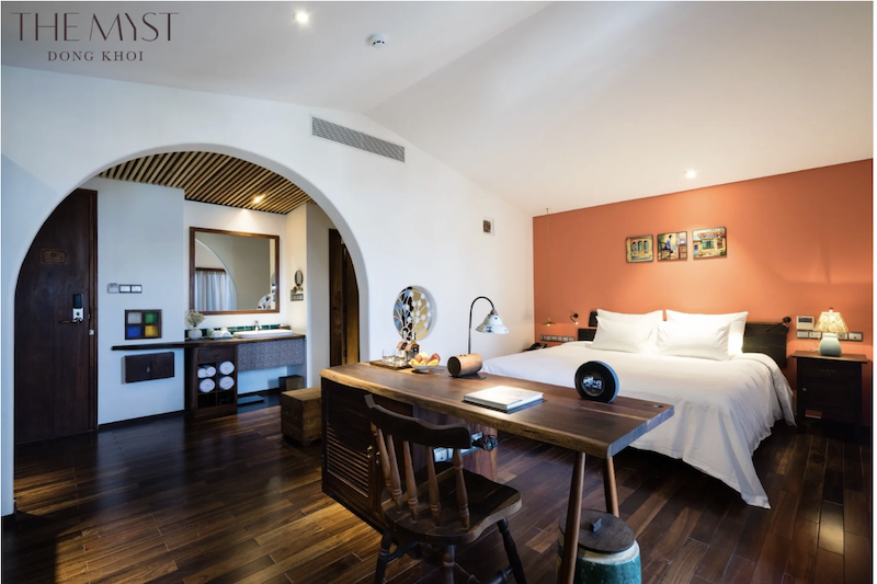 Phòng nghỉ tại The Myst Đồng Khởi được thiết kế ấm cúng với nội thất gỗ và nhiều chi tiết trang trí mang đậm dấu ấn văn hóa địa phương.