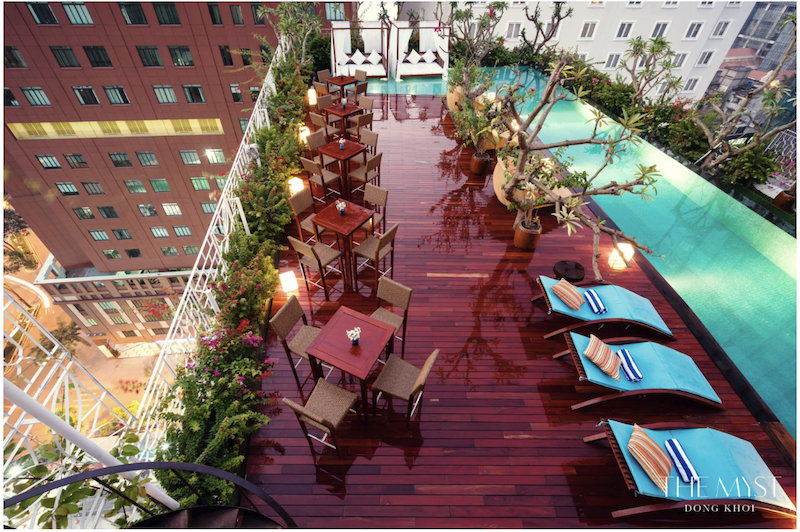 ROOTY Bar trên tầng thượng – nơi lý tưởng để thưởng thức cocktail và ngắm nhìn toàn cảnh thành phố.