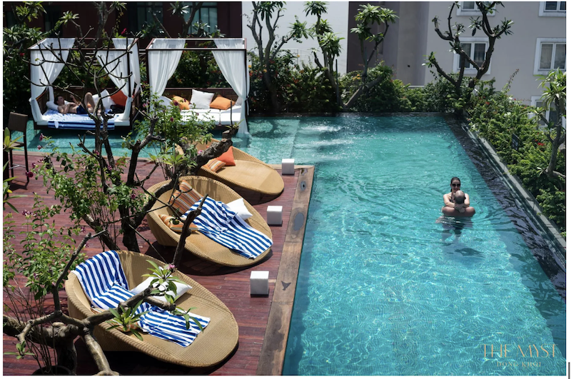 Hồ bơi tràn bờ trên tầng thượng – điểm thư giãn lý tưởng giữa lòng đô thị sôi động.