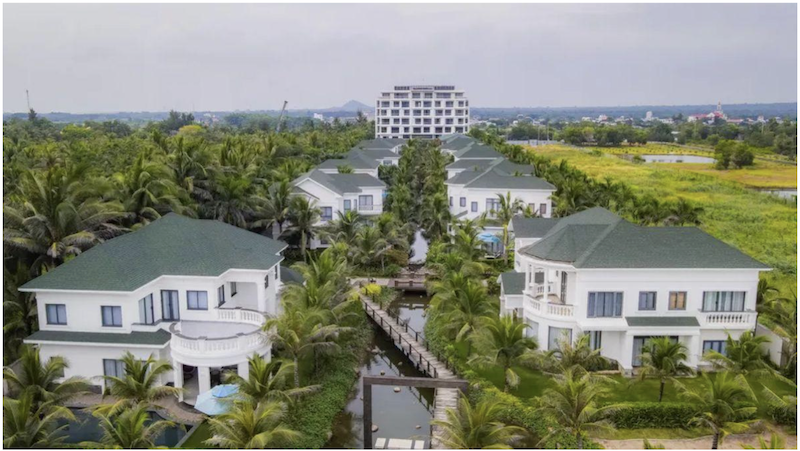 Khuôn viên tươi mát tại Le Palmier Hồ Tràm